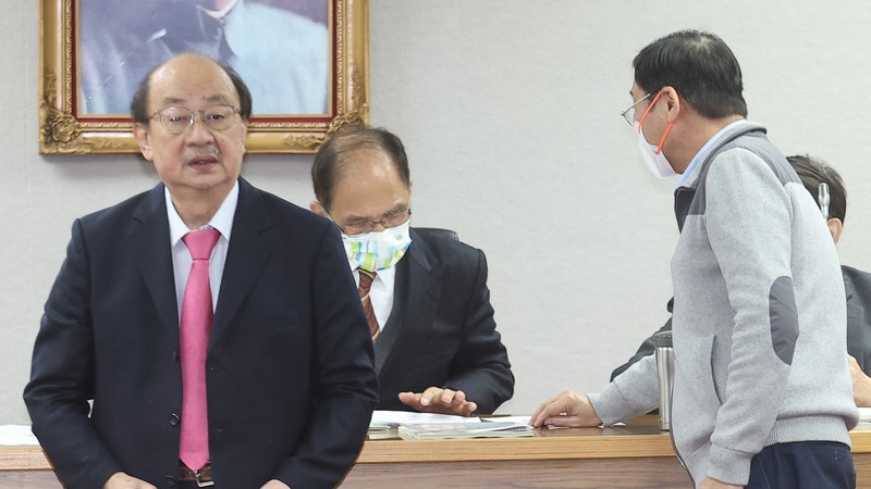 財政部指要還稅於民需「舉債」150億,柯建銘(左)認了「會走上這條路」。中央社