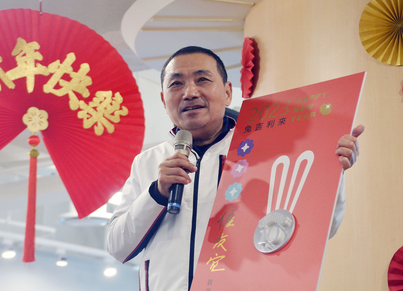 新北市政府5日發表兔年福袋,市長侯友宜出席介紹設計意象。中央社