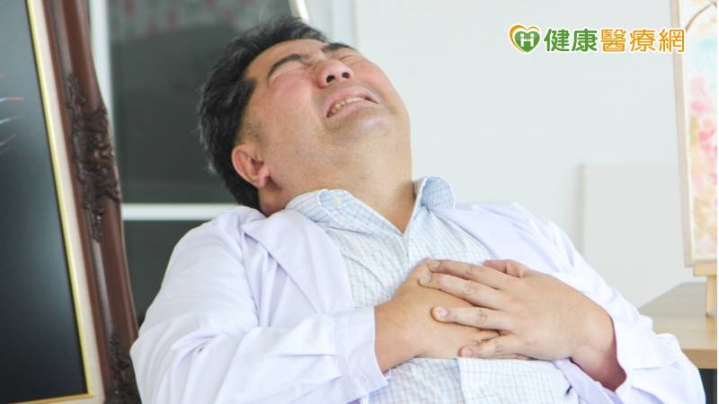 天氣太冷!碰到有人倒下怎辦? 醫授「叫叫壓電」4動作救命