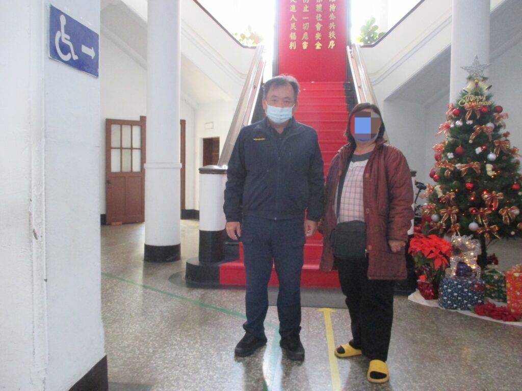 ▲ 林志營警員協助生活困頓賴民姊妹申請補助,暫度目前難關 (圖/台中市警察局 提供)