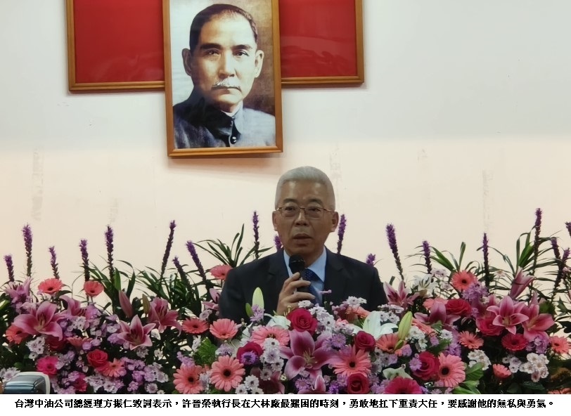 可能是 2 個人、花和文字的圖像