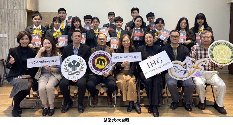 可能是 6 個人和大家站著的圖像