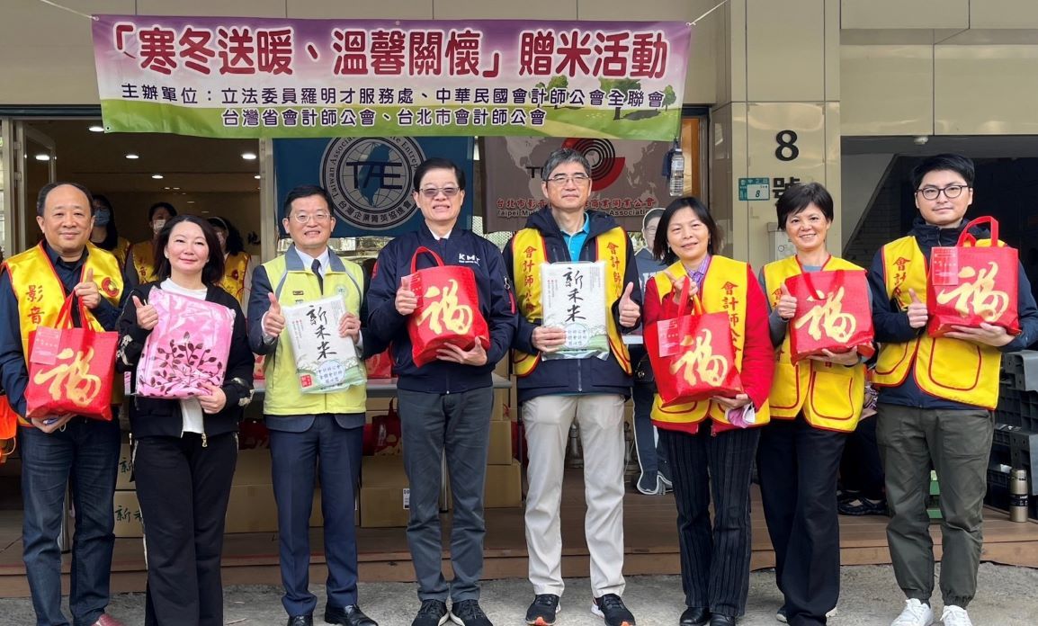▲立法委員羅明才1月7日上午偕同台北市影音節目製作商業同業公會、台灣企業菁英協進會、會計師公會舉辦「寒冬送暖」活動。(圖/台北市影音公會提供)