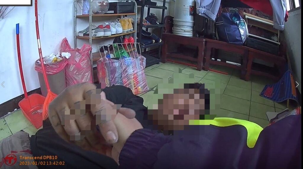 警員黃威涵到場見情況危急,立刻衝上六樓安撫男子情緒,並不斷勸導其離開圍牆