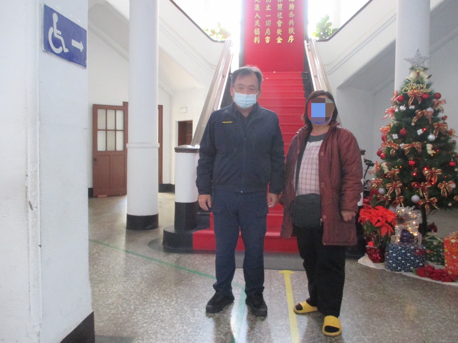▲ 林志營警員協助生活困頓賴民姊妹申請補助,暫度目前難關 (圖/台中市警察局 提供)