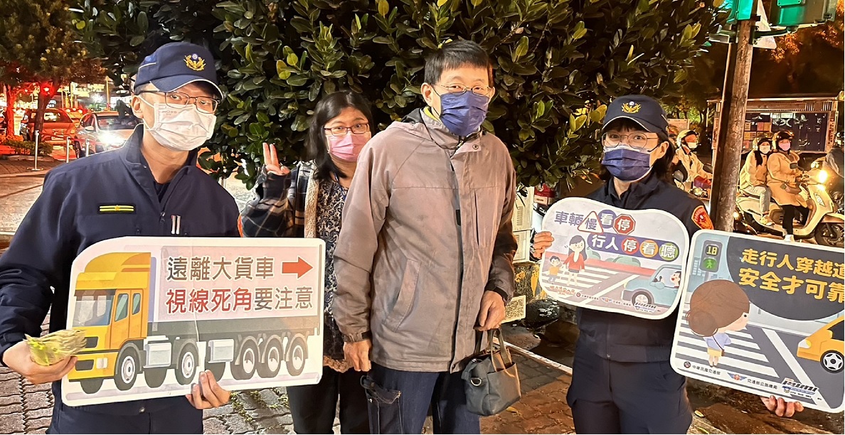 ▲ 員警向民眾宣導「遵守燈號 走行人穿越道 安全才可靠」 (圖/台中市警察局 提供)