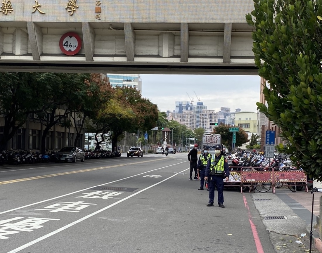▲ 中警局針對「不暫停讓行人」和「闖紅燈」加強執法 (圖/台中市警察局 提供)