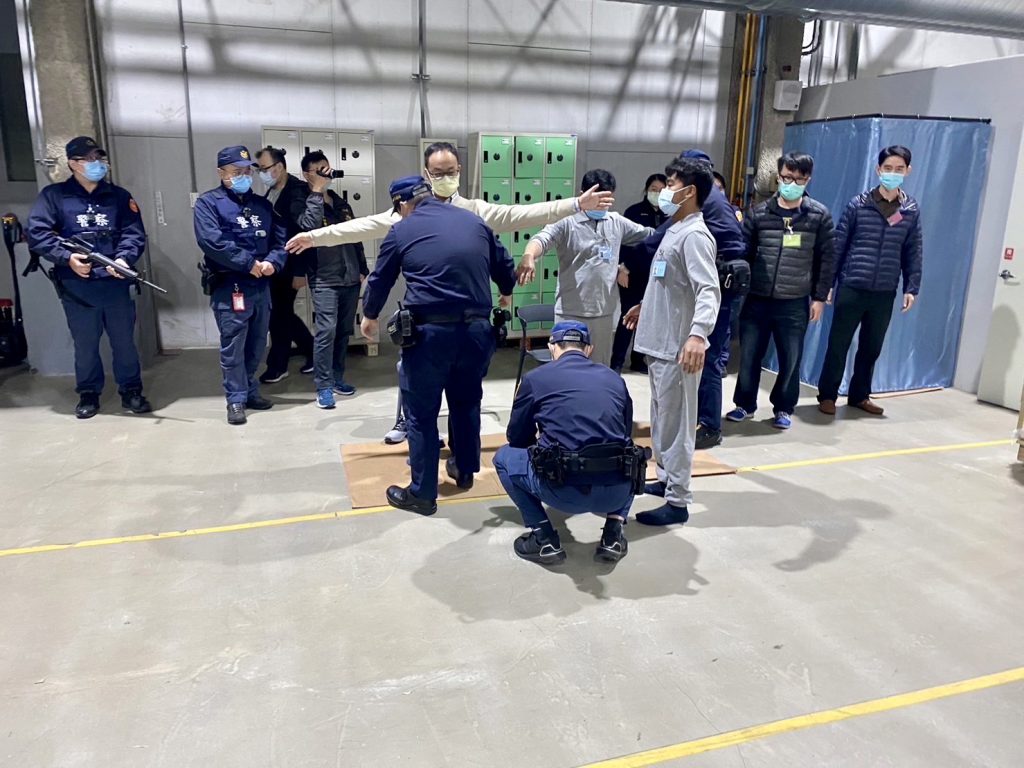 臺北市保安警察大隊專責廠區維安及蒐證,員警荷槍實彈在印刷廠內及周邊警戒。
