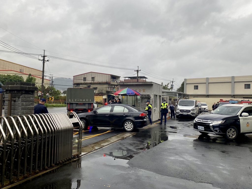 臺北市保安警察大隊聯合相關選務單位由警車採1前1後重兵開導,戒護運送選票貨車。