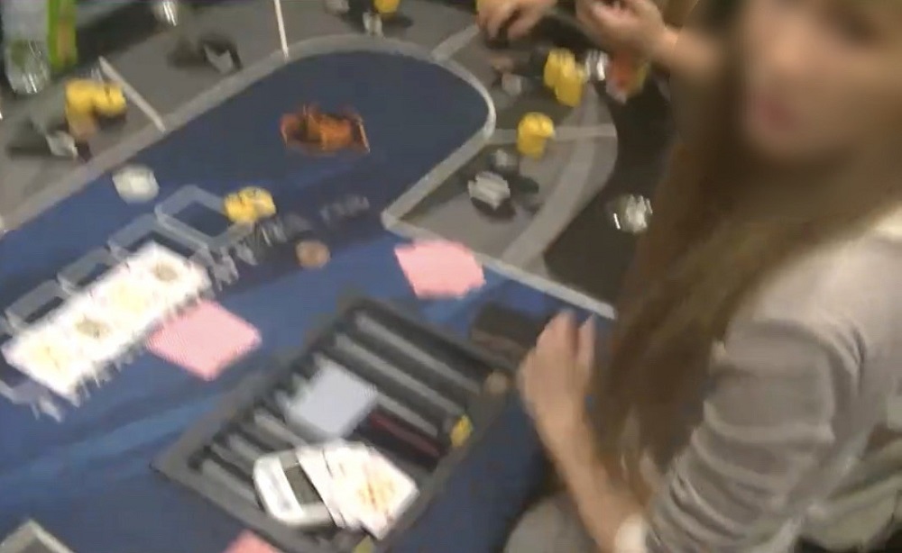 金髮美女荷官當活招牌 警破德州撲克賭場查扣逾百萬賭資 118 S 69468185