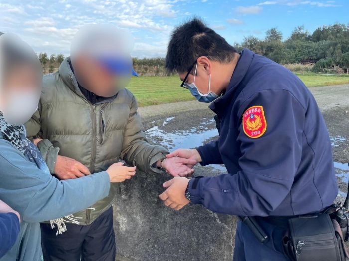 台61線8旬老翁寒冬中迷路 後龍暖警即時協助返家