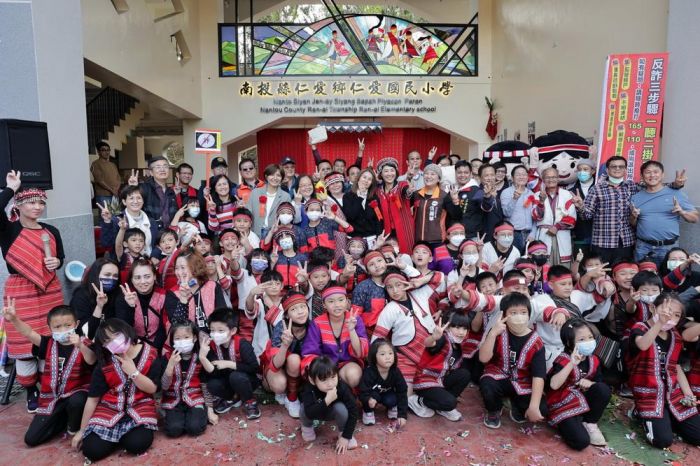 南投仁愛國小新建校舍落成 許淑華與全校師生同慶