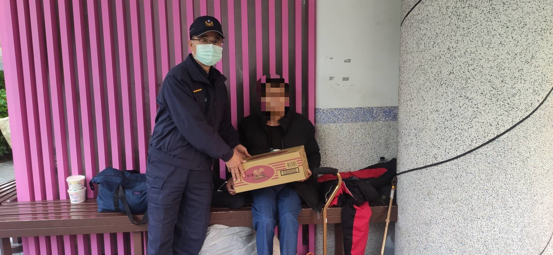 中市警二分局公園派出所特別針對園內遊蕩、無家可歸的街友們予以關懷,協助返家安置。(圖/記者謝榮浤翻攝)