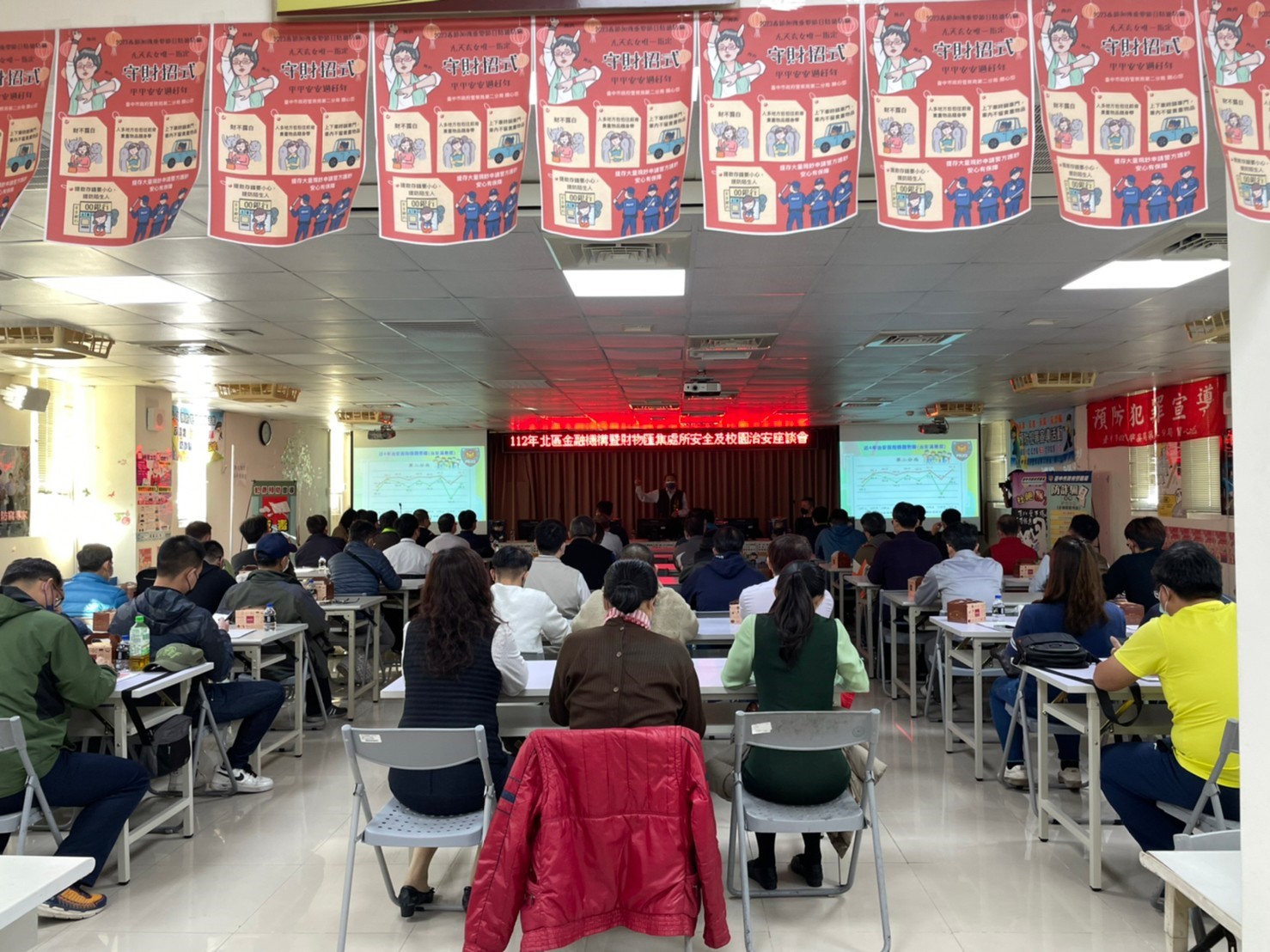 中市警二分局長陳家銘主持金融安全、校園治安座談會。(圖/記者謝榮浤翻攝)