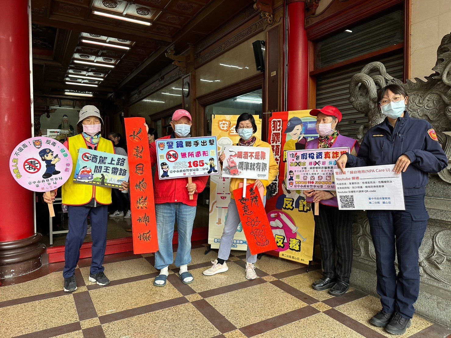 中市警二分局立人所員警現場宣導犯罪預防觀念讓民眾平安過好年。(圖/記者謝榮浤翻攝)