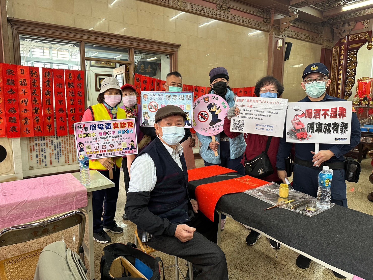 中市警二分局立人所員警加強宣導「治安民穩」、「民眾安心」。(圖/記者謝榮浤翻攝)