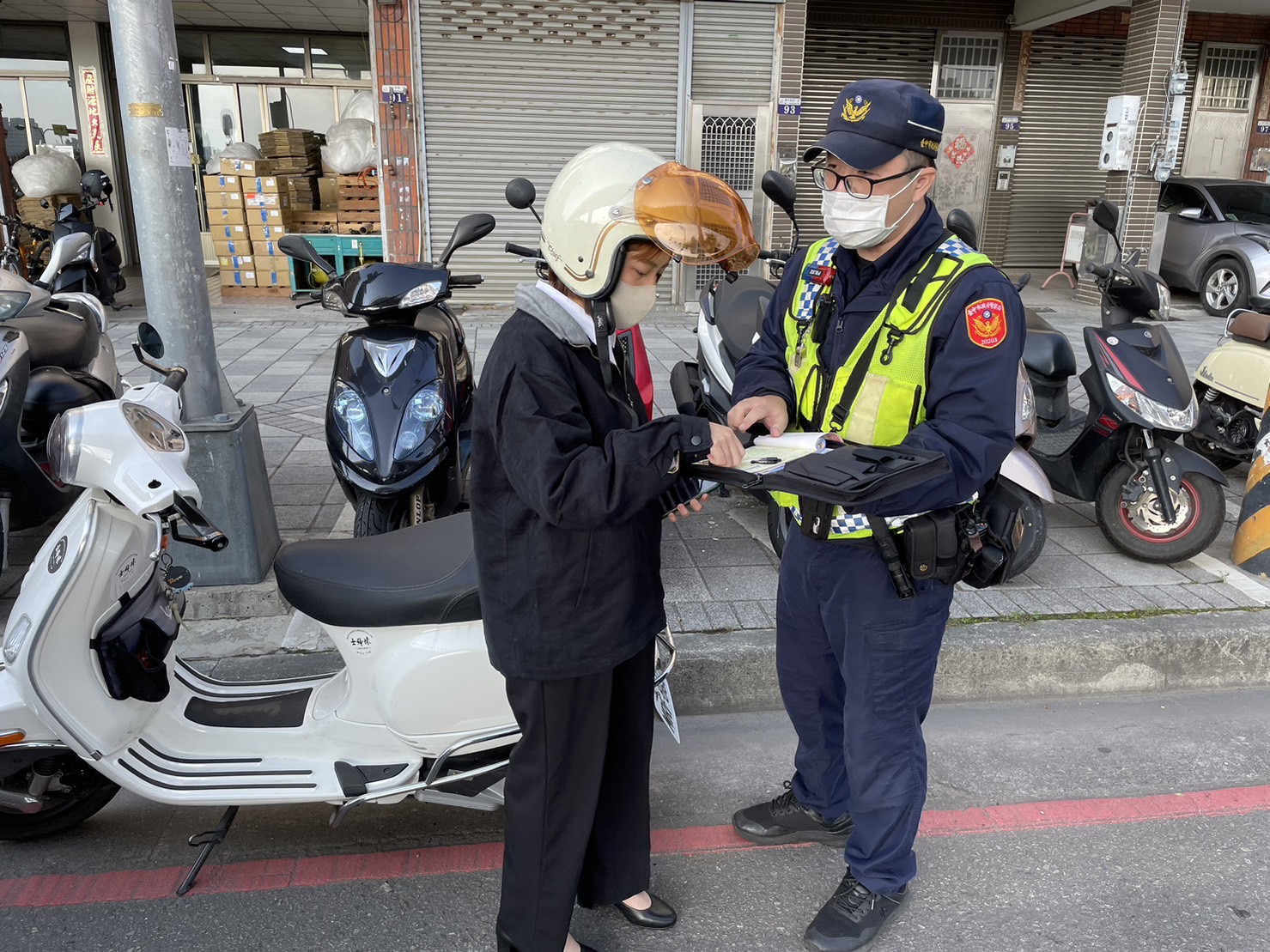 中市警交通警察大隊為加強防制青少年交通事故於各項稽查勤務中，強化防制青少年危險駕車行為，並取締青少年無照駕駛違規。(圖/記者林㤈輝翻攝) 