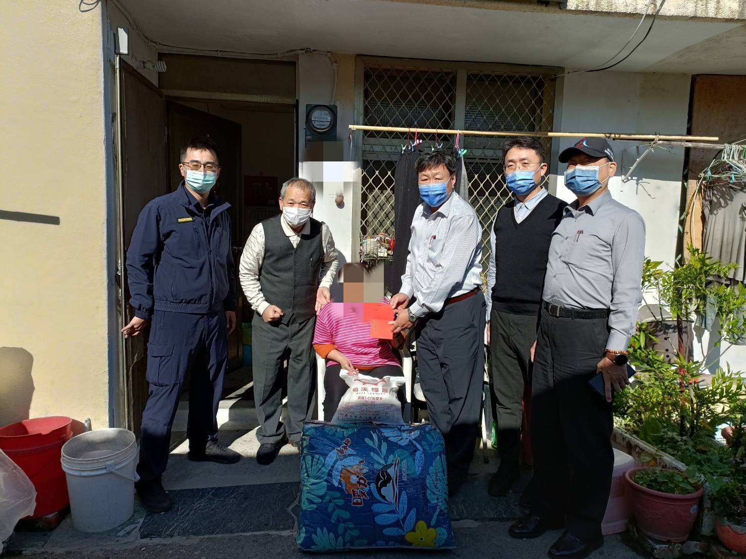 中市警烏日分局長吳銘淵為了讓弱勢者能夠感受到警察及社會的溫暖及關懷，日前率領分局主管、副所長鐘崇軒及烏日警友辦事處總幹事陳明華，至轄內困苦家庭關懷慰問。(圖/記者謝榮浤翻攝)