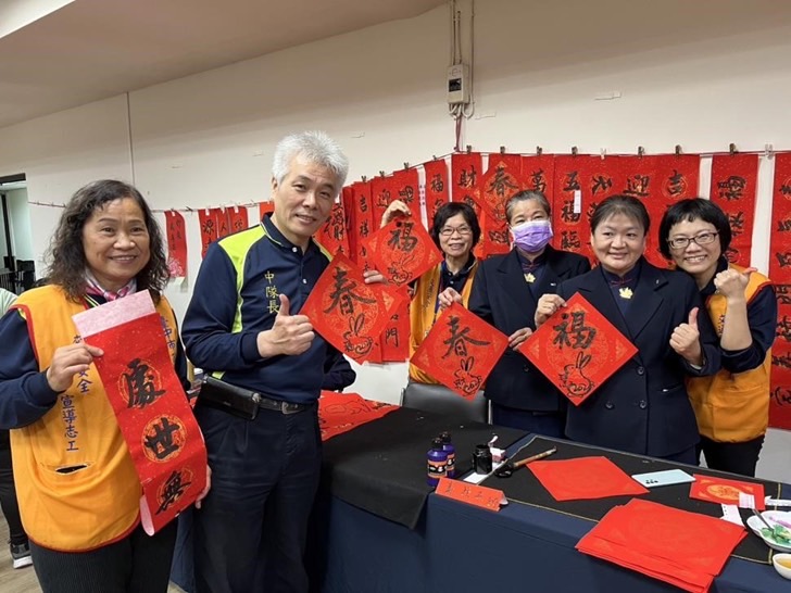 臺中市政府警察局交通警察大隊及志工中隊特別敦請多位書法名師舉辦「歲末祝福感恩平安揮毫送春聯」活動。(圖/記者林㤈輝翻攝)