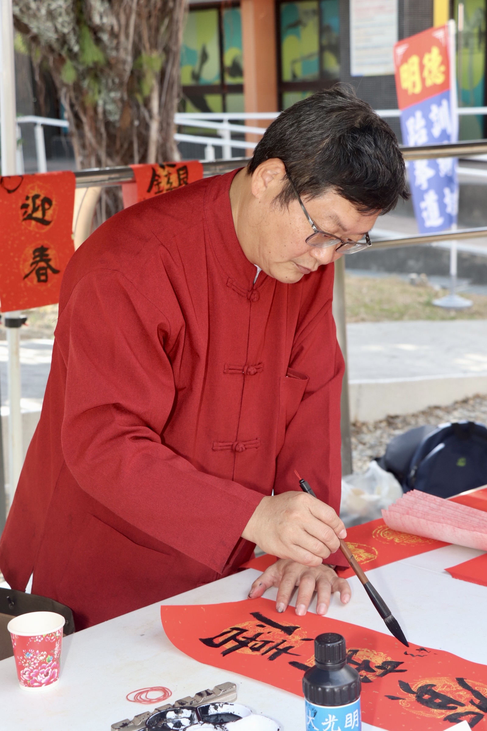 漢瑞泰實業股份有限公司董事長杜裕貴親臨現場揮毫。 (圖/救國團台中市南區團委會提供) 
