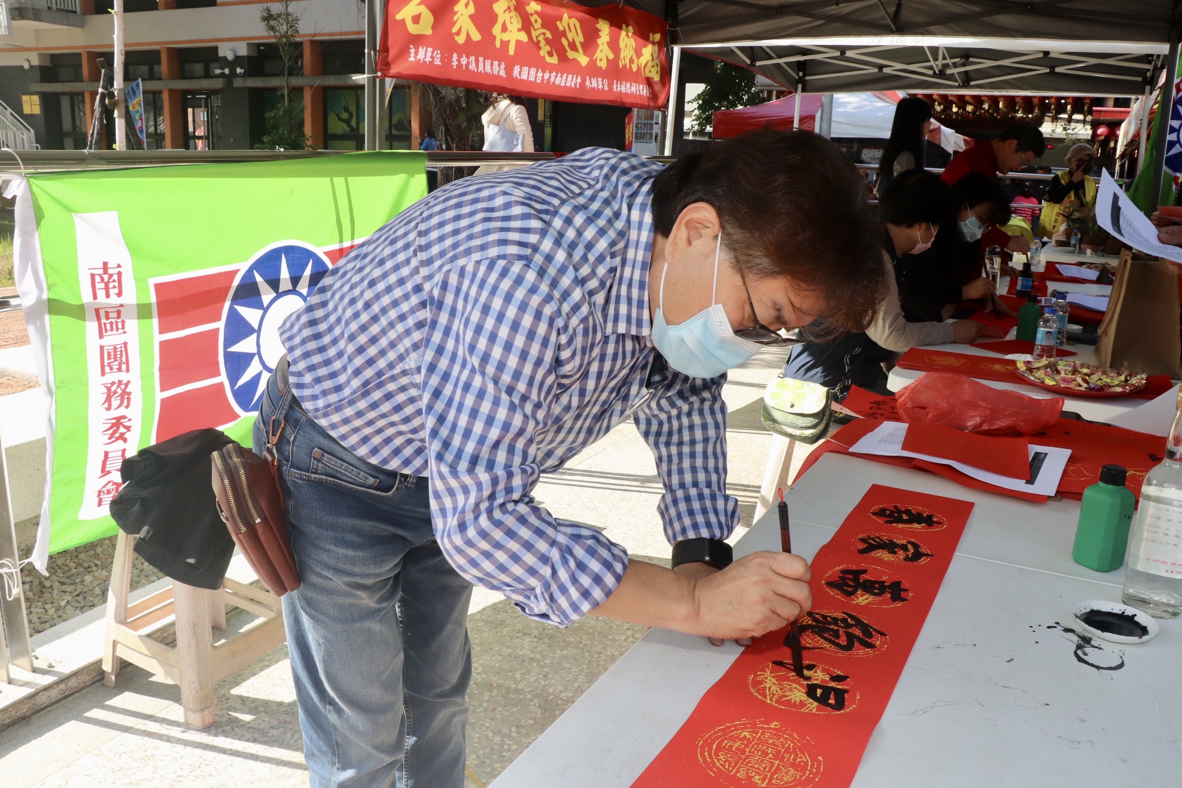台中市議員李中親臨現場揮毫。 (圖/救國團台中市南區團委會提供) 