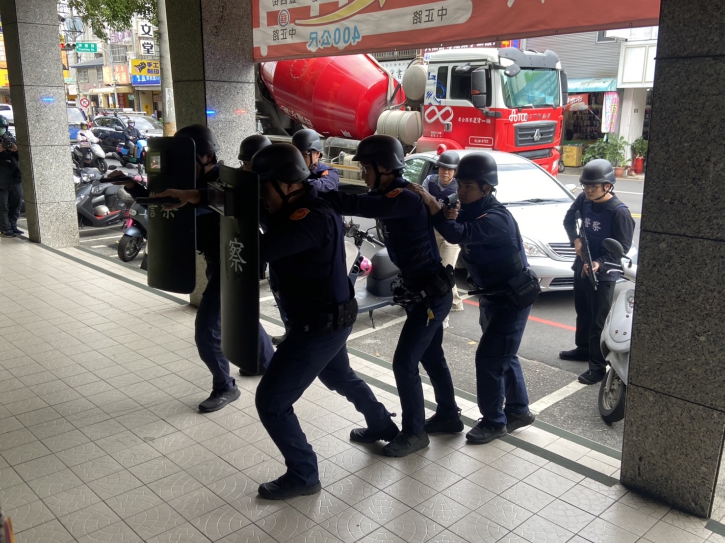 臺中市政府警察局豐原分局防搶演練超逼真。(圖/記者謝榮浤翻攝)