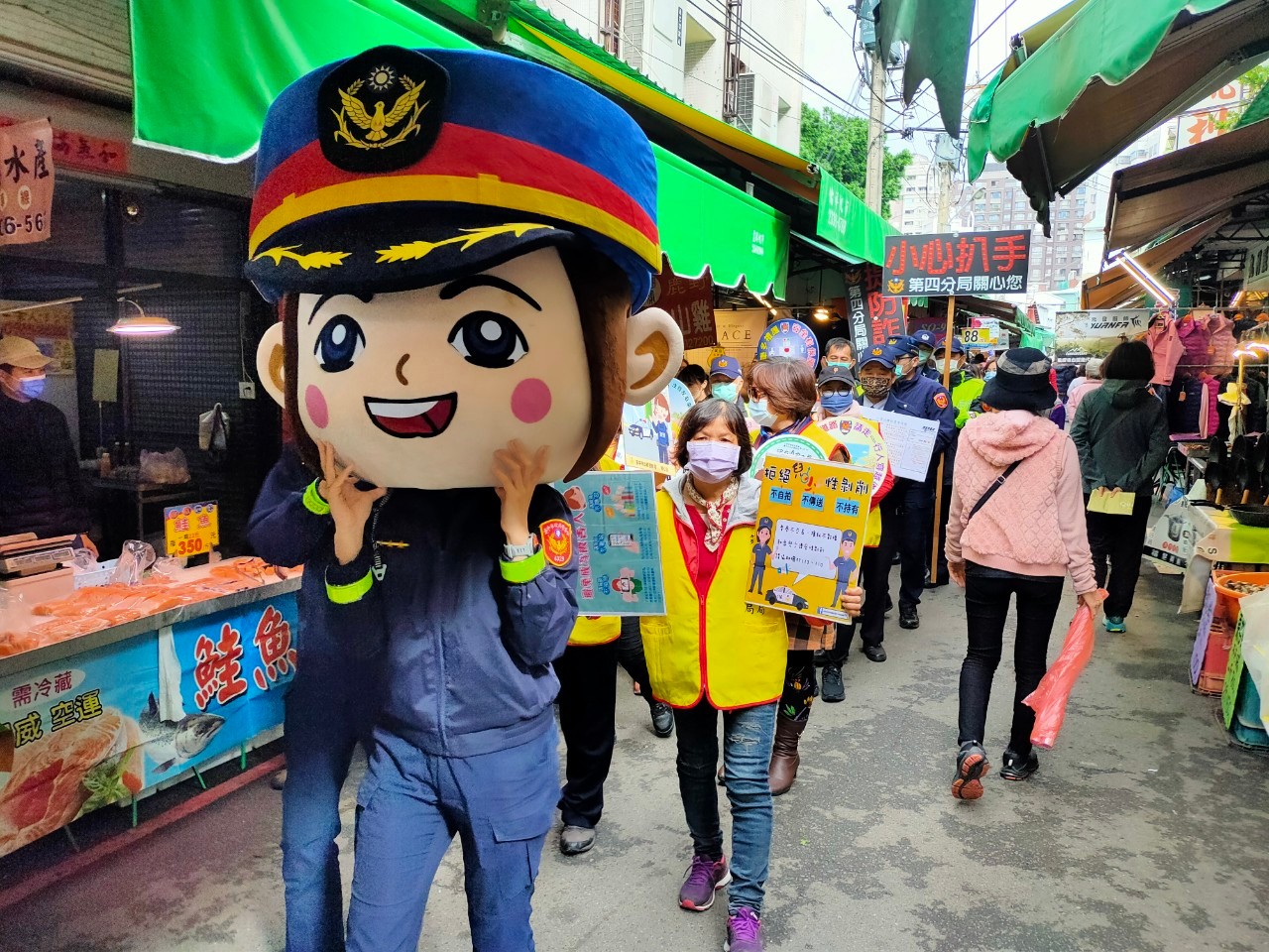 日前中市警第四分局由交通組組長率領四分局治安交通宣導團、協勤民力及可愛的警察大頭娃娃,一同前往萬和宮、南屯市場掃街宣教。(圖/記者謝榮浤翻攝)