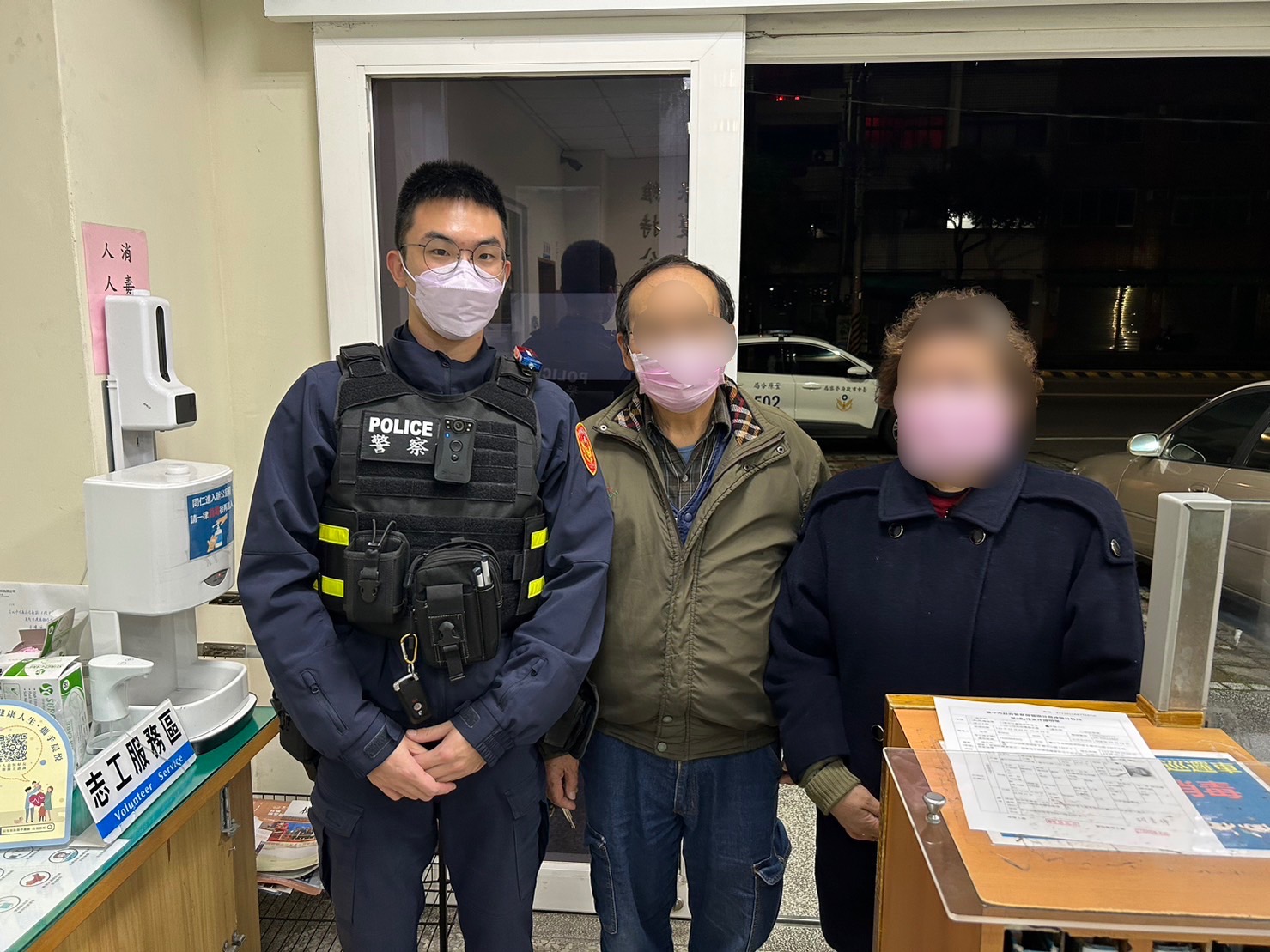 臺中市政府警察局豐原分局助民眾尋獲失蹤老婦助其返家。(圖/記者謝榮浤翻攝)