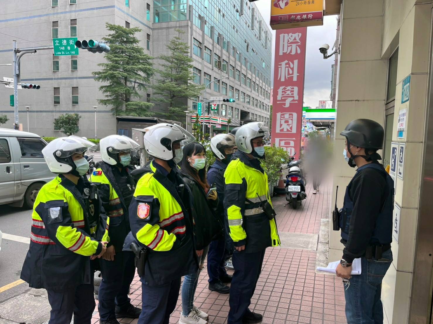 中和分局實施防搶演練。(記者徐煜勝翻攝)
