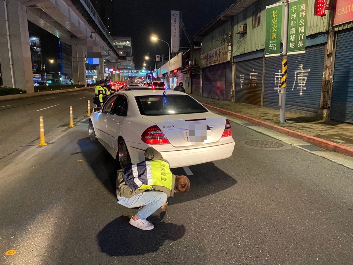 中和分局於重點路段實施臨檢稽查。(記者徐煜勝翻攝)