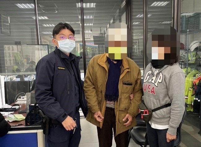 海山警努力找尋終於尋獲迷途老翁。(記者戴昱弘翻攝)