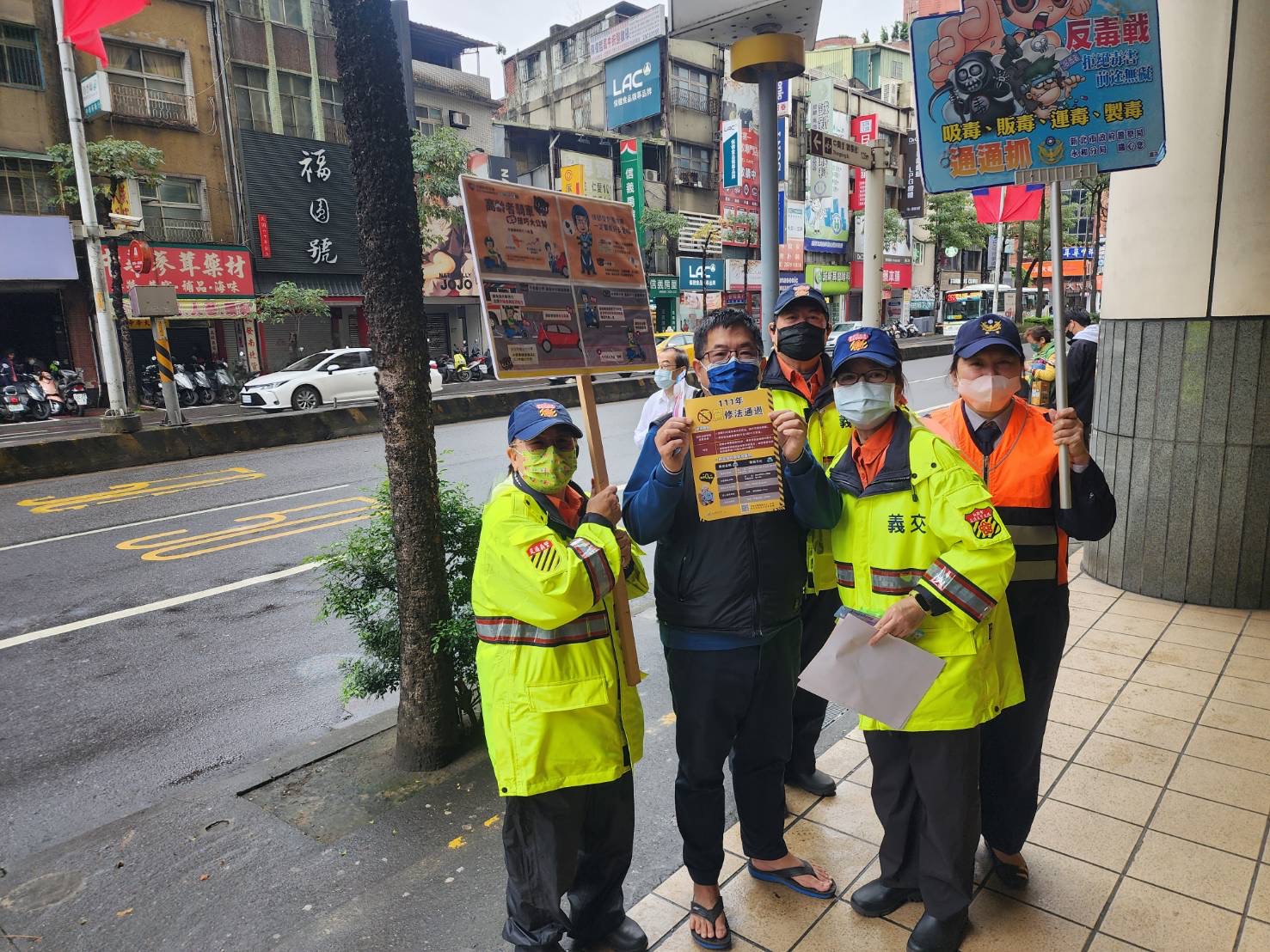 永和警於轄區頂溪站重點宣導。(記者徐煜勝翻攝)