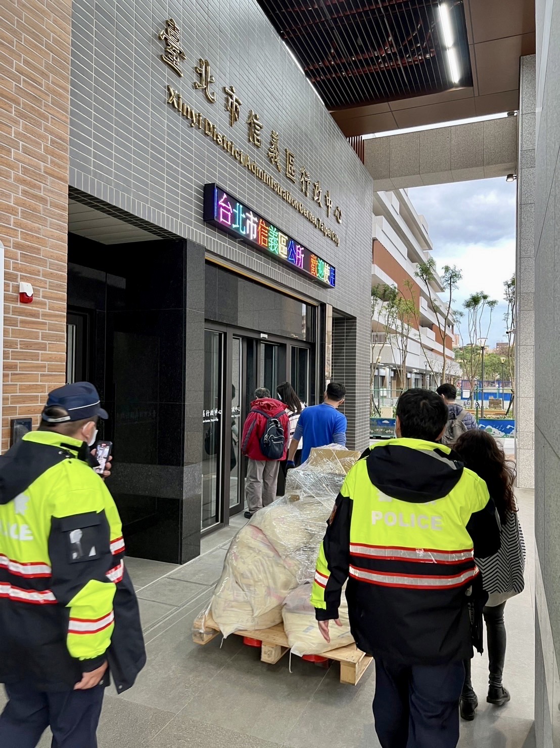 臺北市保安警察大隊安全抵達臺北市信義區行政中心存放選票。(記者宋紹誠翻攝)