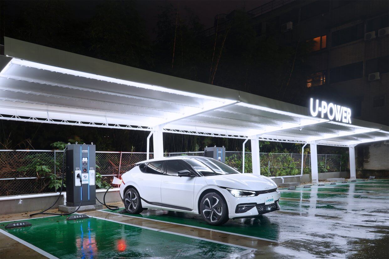 1 台灣森那美起亞宣布U POWER旭電馳科研正式成為Kia 的充電合作夥伴,以The Kia EV6 卓越充電規格,搭配U POWER的高規充電設備,讓車主享受永續未來的純電移動生活。