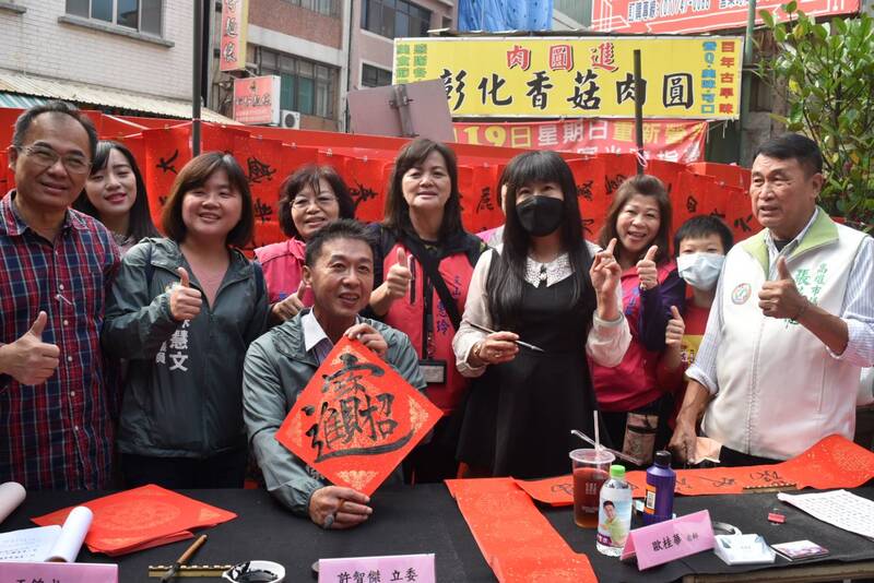 漾新聞|捐發票送春聯 立委許智傑號召書香公益鳳山雙慈殿溫馨傳情