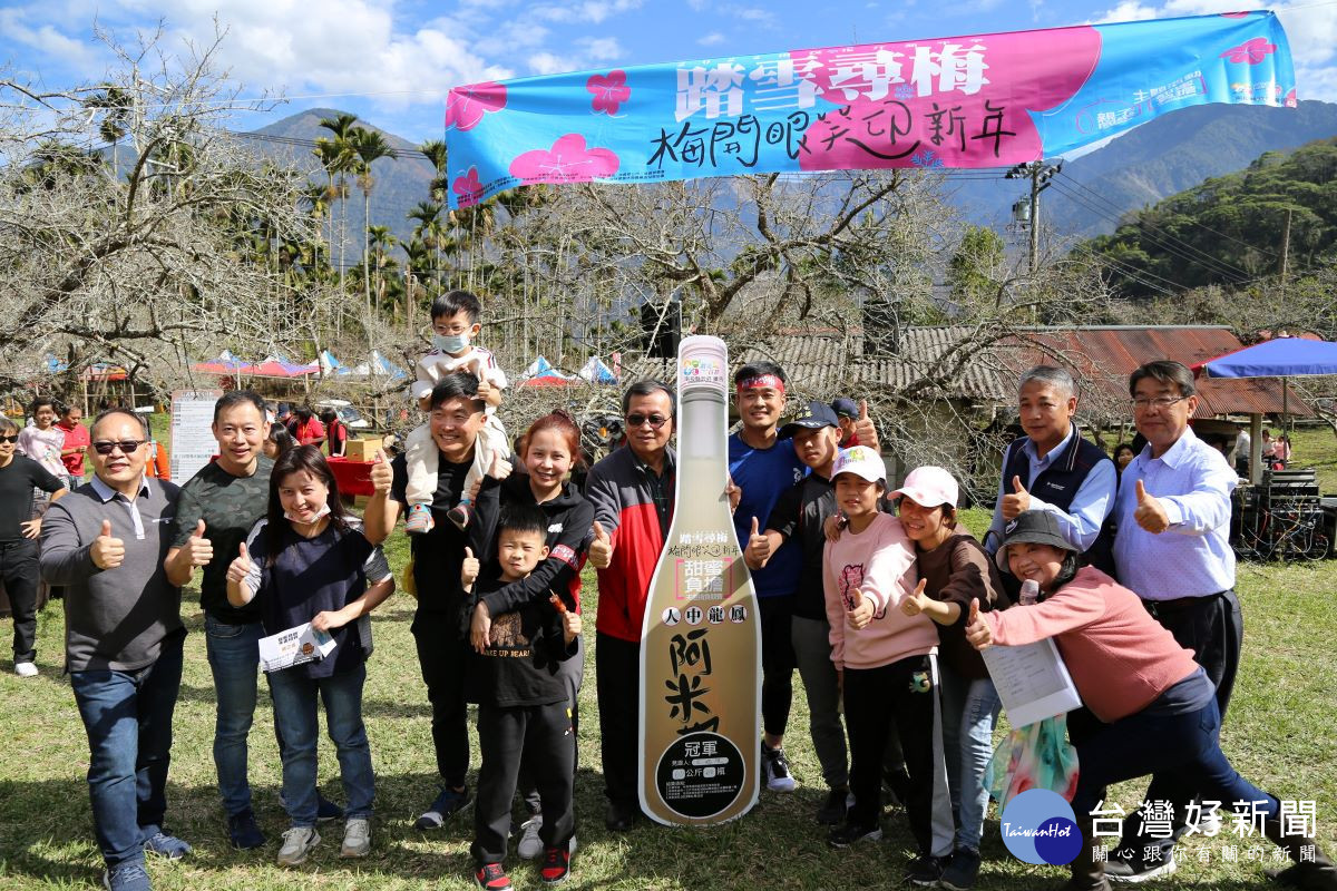 來自台中烏日的楊振章先生楊振彰、林千祝夫婦獲得冠軍,獎賞信義鄉農會-阿米怒小米風味酒。(圖片/信義農會提供)