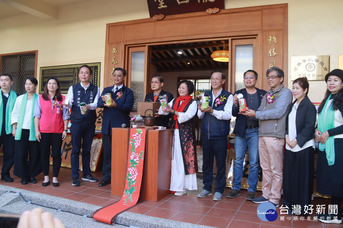 李理事長陳鄉長與來賓開啟比賽茶封罐茶，請司茶泡好茶供品評。（記者扶小萍攝）