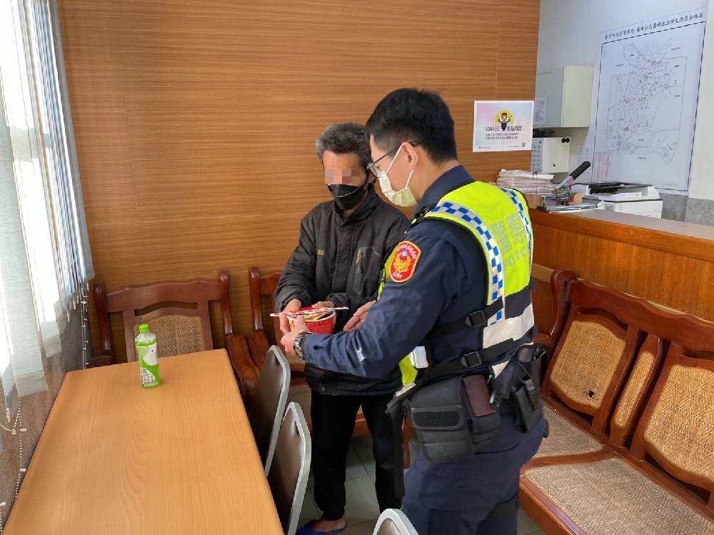 ▲有身心障礙的李男從台南流浪到霧峰,員警趕緊提供熱騰騰泡麵充饑 (圖/台中霧峰分局 提供)