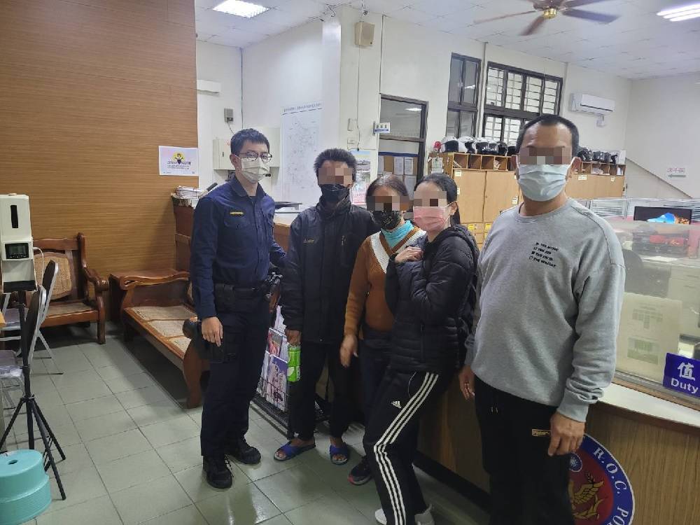 ▲ 家屬從台南趕到霧峰派出所帶回李男,並特別送上飲料慰勞員警 (圖/台中霧峰分局 提供)