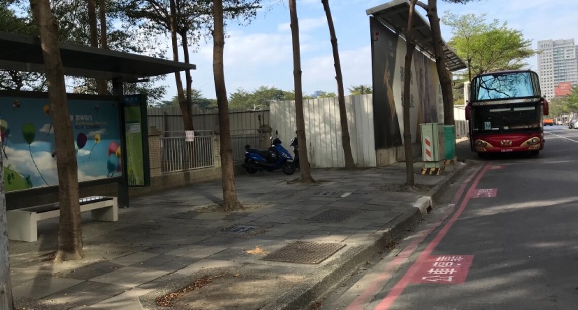 公車到站請小心停靠、切莫忽視招手搭車乘客呼嘯而過