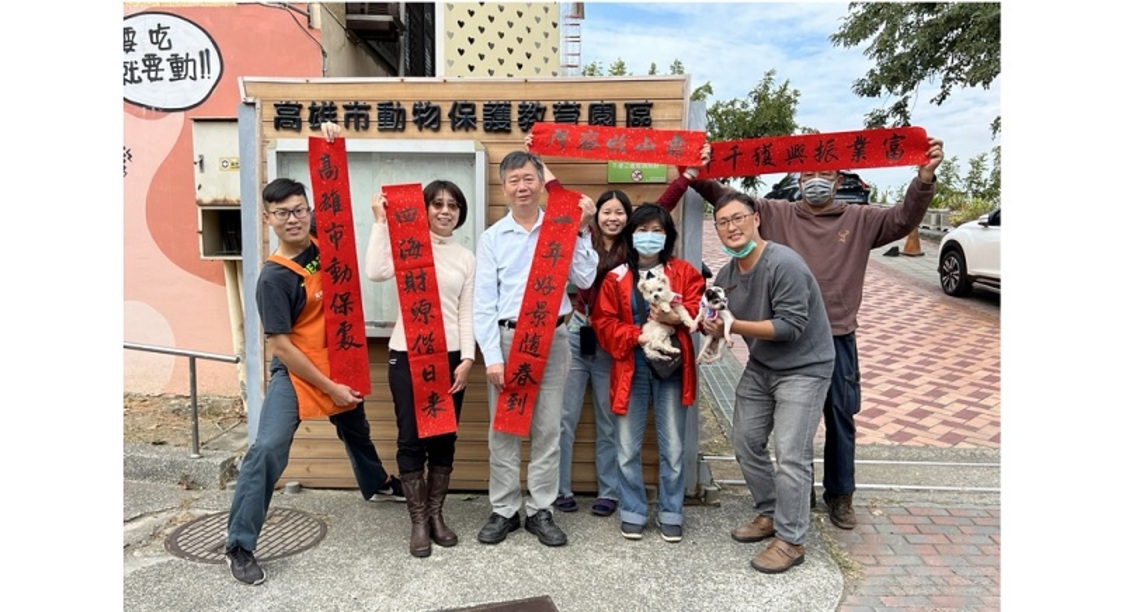 名師揮毫迎新春  民眾喜認毛孩接福氣