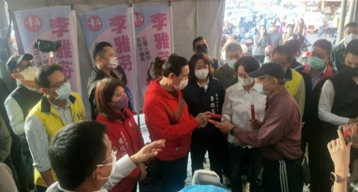 馬英九到左營自由黃昏市場親自發送春聯     民衆大排長龍歡喜領取回家張貼