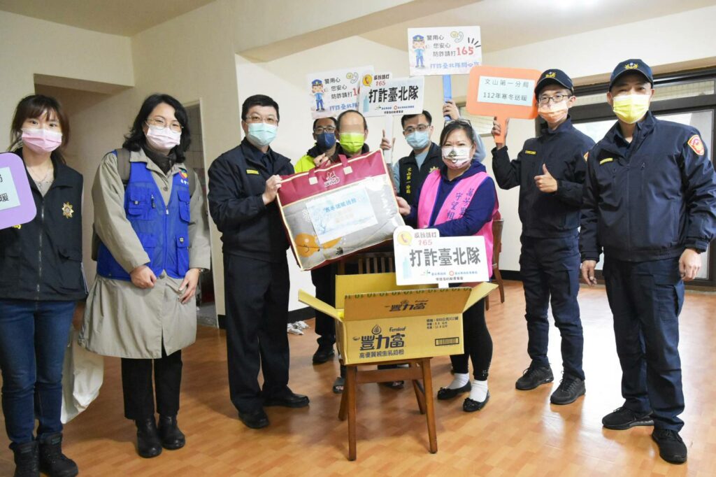 農曆春節將屆,文山第一分局為讓轄區貧困居民安心過好年