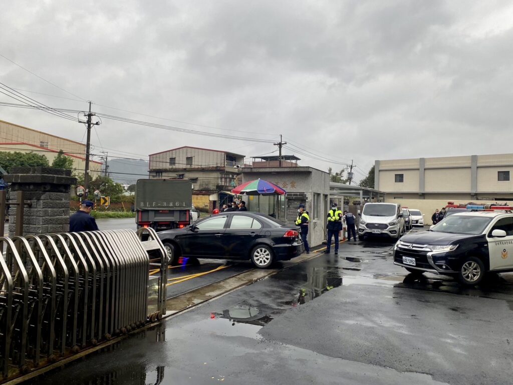臺北市保安警察大隊聯合相關選務單位由警車採1前1後重兵開導,戒護運送選票貨車。