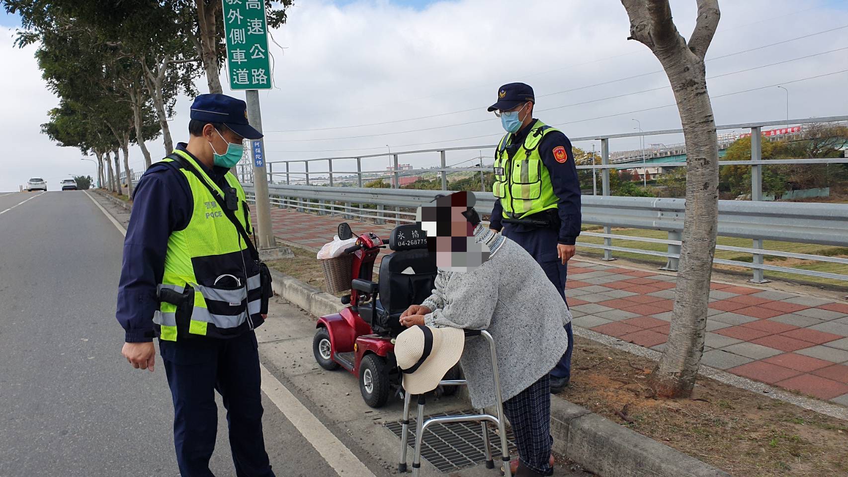 ▲ 員警聯絡車行前往道路救援,最後將婦人平安護送到家 (圖/台中大甲分局 提供)