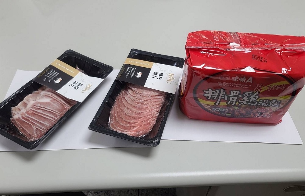 就是不付錢 婦人身藏300萬現金超商偷泡麵肉片 83 S 545882130