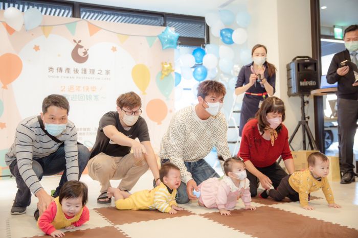 秀傳產後護理之家舉辦寶寶爬行比賽 大人寶寶互動成逗樂畫面