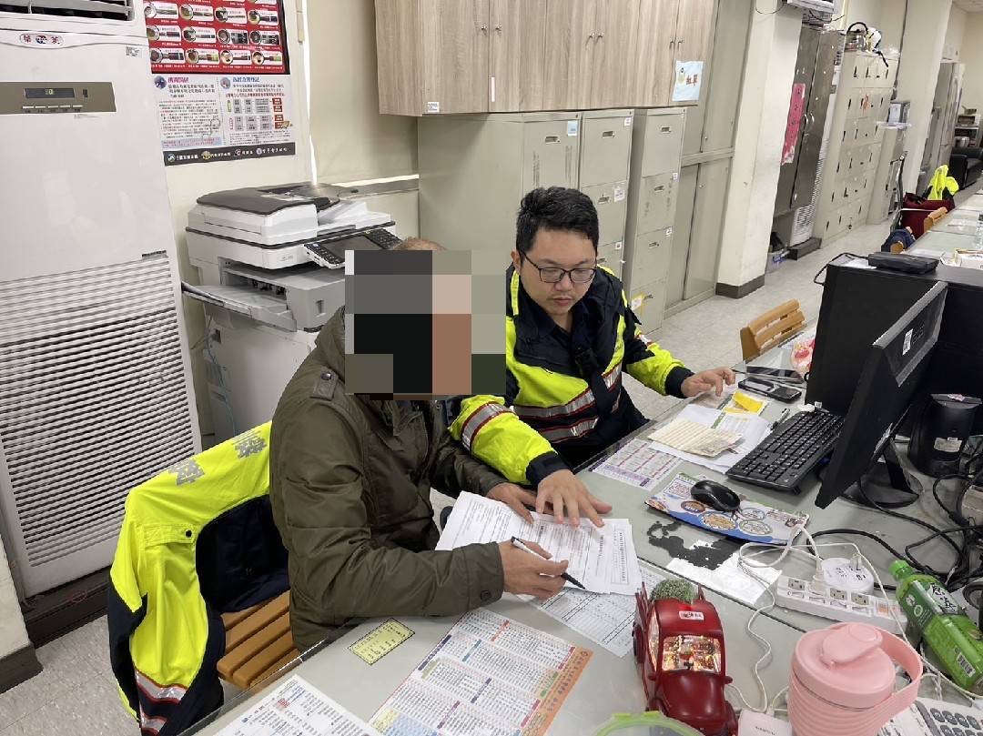 南崁所員警林宜萩、李奕緯及時阻詐保民眾積蓄。(記者宋紹誠翻攝)
