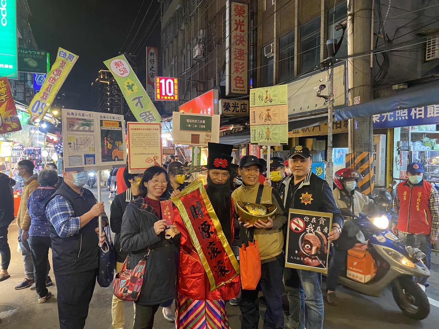 板橋警現身夜市與民互動宣導安全維護工作。(記者戴昱弘翻攝)