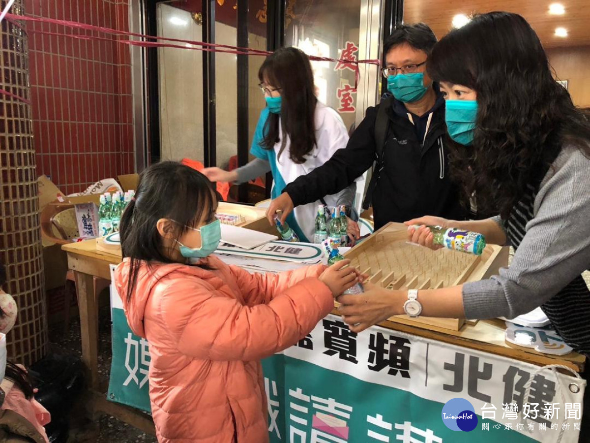 現場更搬來古早味彈珠台,透過小遊戲宣導媒體識讀觀念,吸引許多信眾和居民前來圍觀體驗。<br /><br />